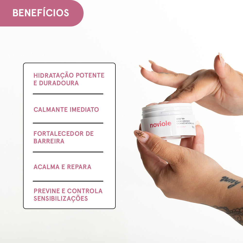 Mãos com tatuagens seguram um pote de creme Noviole Sensi AI aberto, ao lado de uma lista com os benefícios do produto.