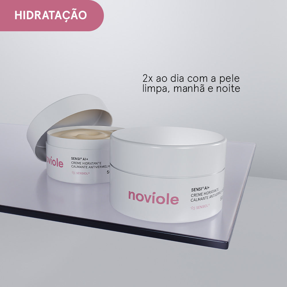 Dois potes de creme Noviole Sensi AI sobre superfície refletiva com instrução de uso duas vezes ao dia em fundo cinza claro.